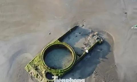 Sắp trục vớt vật thể giống xác xe tăng trồi lên ở biển Quy Nhơn