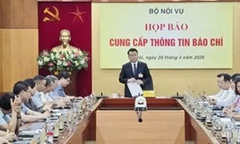 SẮP XẾP BỘ MÁY: Bố trí công chức, viên chức theo vị trí việc làm; cải cách chính sách tiền lương khu vực công