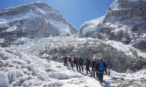 Chuyện gì đang xảy ra trên đỉnh Everest?