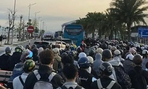 Ô tô, xe máy xếp hàng dài cả cây số chờ qua phà ra Cát Bà