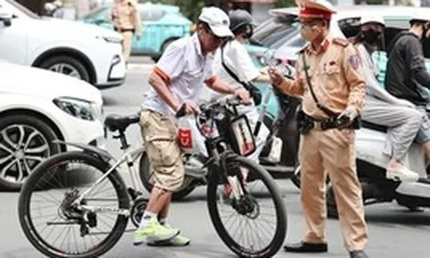 Uống 1 lon bia, người đàn ông ở Hà Nội đi xe đạp ra đường bị xử phạt