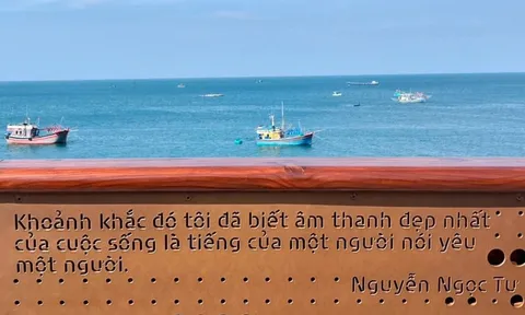 Câu văn đặc biệt trên cây cầu 'săn hoàng hôn' ở Phú Quốc