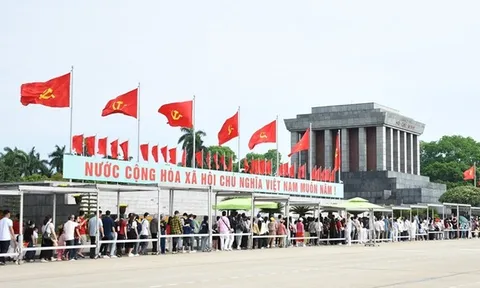 Hơn 20.000 người vào Lăng viếng Chủ tịch Hồ Chí Minh sáng 30/4