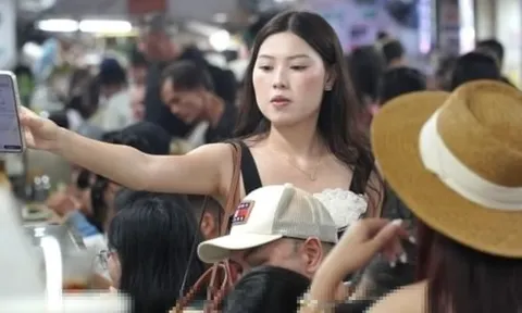 Du khách toát mồ hôi chen chân 'ăn sập' chợ Cồn Đà Nẵng