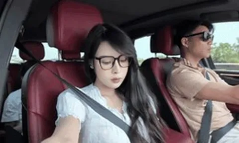 Tuyển thủ Văn Thanh lái xe sang Porsche đưa vợ sắp cưới "trâm anh thế phiệt" về quê nghỉ lễ, không thoát khỏi cảnh giao thông kẹt cứng
