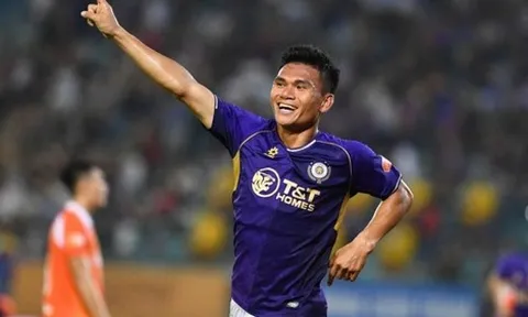 Vợ Xuân Mạnh bế hai con ăn mừng cuồng nhiệt khi chồng ghi bàn cho Hà Nội FC: Hậu phương mạnh cỡ này!