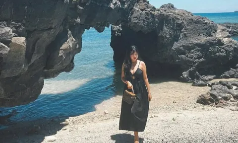 Cảnh báo không trèo 'sống ảo' trên cổng Tò Vò ở Lý Sơn