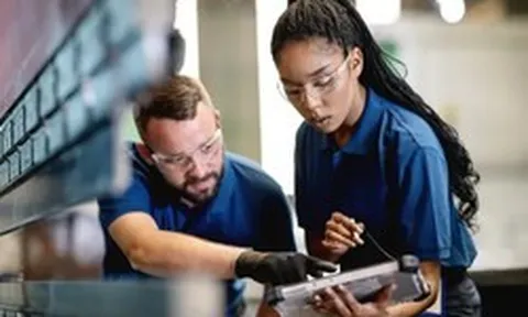 Cơn sốt việc làm 2026: Top những nghề nghiệp "hái ra tiền" mà AI không bao giờ thay thế được