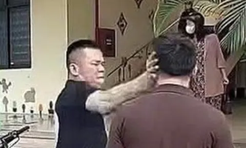 VIDEO: Tài xế xe ô tô bị phụ huynh tát vào mặt tại trường mầm non