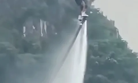 Tạm dừng trình diễn flyboard tại Hoa Lư sau sự cố khách 'chìm' dưới hồ