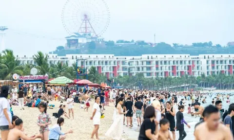 Biển Bãi Cháy vẫn đông ngày cuối nghỉ lễ