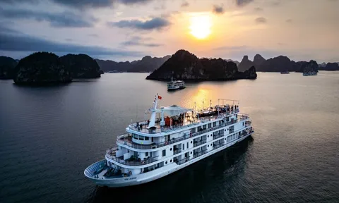 Hoàng hôn và bình minh ngoạn mục trên du thuyền giữa vịnh Hạ Long