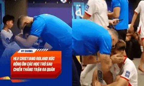 "Đột nhập" phòng thay đồ U17 Việt Nam sau chiến thắng Yemen: HLV Cristiano Roland cưng nựng từng học trò, ăn mừng đáng yêu