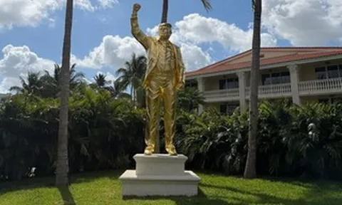 Tượng vàng hình ông Donald Trump xuất hiện trên sân golf