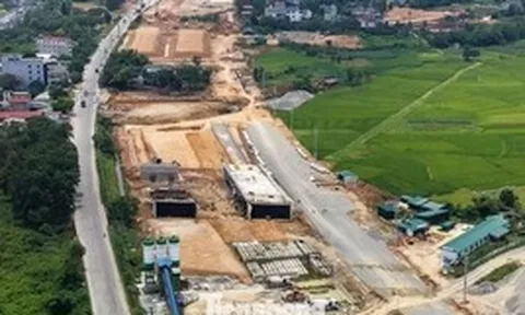 Cảnh công trường thi công tuyến đường nghìn tỷ nối Đại lộ Thăng Long với Hòa Bình