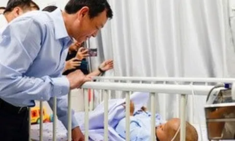 Thứ trưởng Bộ Y tế thăm bé trai 2 tuổi bị bạo hành