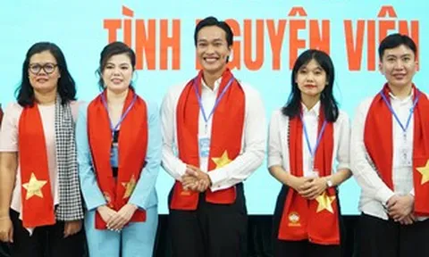 Nhiều nghệ sĩ nổi tiếng tham gia Đội tình nguyện viên của một phường tại TPHCM