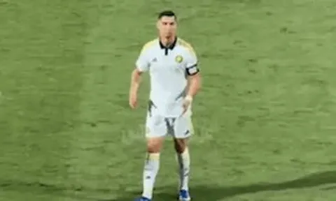 Nghe CĐV đối thủ đồng thanh hô “Messi, Messi”, Ronaldo làm động tác mỉa mai khiến anti-fan tức điên