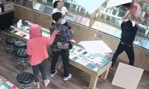 VIDEO: Thót tim em bé rơi xuyên qua trần thạch cao khi tìm đồ chơi