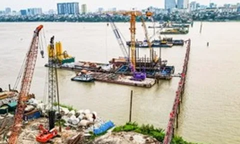 Tấp nập thi công cầu vượt sông Hồng gần 16.000 tỷ đồng