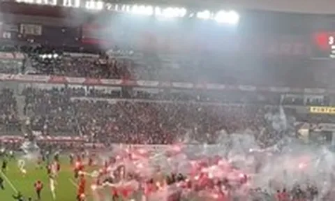 Kinh hoàng cảnh hỗn loạn trận derby: Hàng trăm CĐV lao xuống sân ném pháo sáng mù mịt, một thủ môn bị tấn công