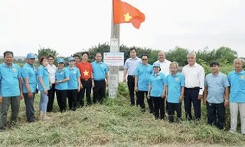 Rực sắc cờ đỏ trên tuyến đường nông thôn xã Bình Hưng
