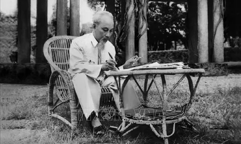 Ánh sáng Hồ Chí Minh soi đường cho chúng ta đi