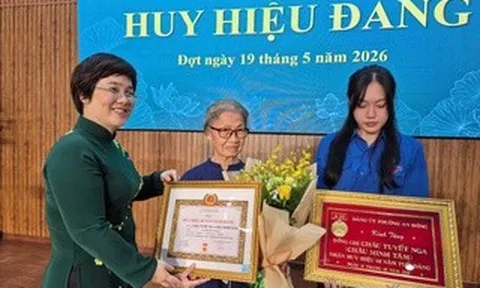 Phường An Đông trao Huy hiệu Đảng cho đảng viên có nhiều cống hiến