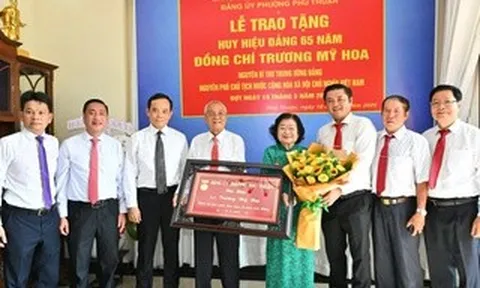 Bí thư Thành ủy TPHCM trao Huy hiệu 65 tuổi Đảng cho nguyên Phó Chủ tịch nước Trương Mỹ Hoa