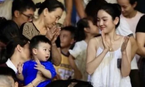 Chu Thanh Huyền có hành động khó hiểu trên sóng truyền hình khi Quang Hải đang trả lời phỏng vấn