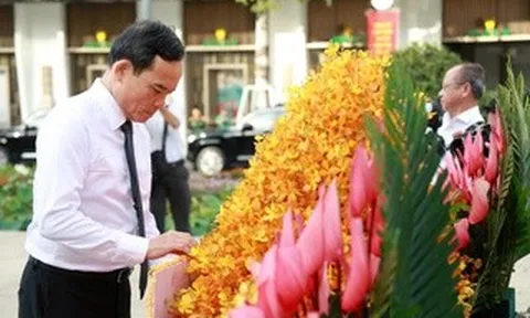 Lãnh đạo TPHCM dâng hoa tưởng nhớ Chủ tịch Hồ Chí Minh vĩ đại
