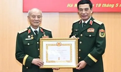 Đại tướng Phan Văn Giang trao Huy hiệu 70 năm tuổi Đảng tặng Đại tướng Phạm Văn Trà