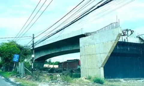 Cắm biển báo công trường thi công nhưng 2 năm trời không thấy bóng công nhân
