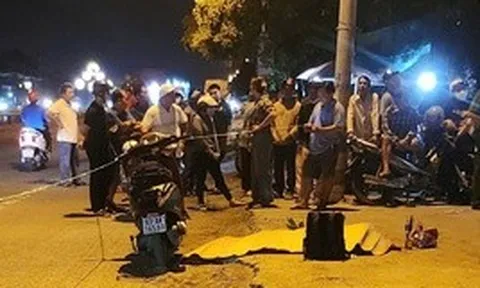 Phát hiện người phụ nữ gục chết bên cạnh xe máy