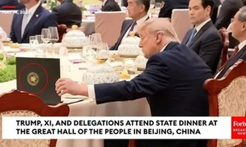 Thực hư clip ông Donald Trump "lật tài liệu của ông Tập Cận Bình" trong quốc yến