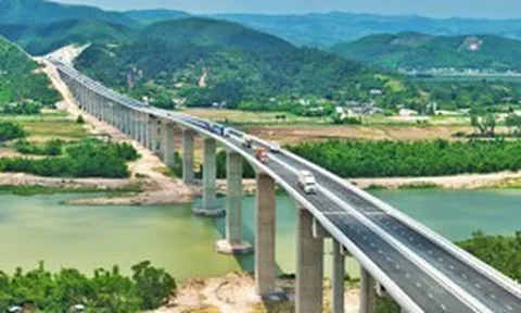 Ngắm cao tốc Bắc - Nam tuyệt đẹp uốn lượn giữa núi sông Tây Nguyên
