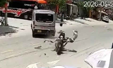 Hai thanh niên đi xe máy bay lên không trung sau khi tông xe 9 chỗ