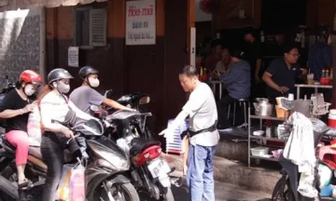 Quán bánh mì chảo gần 70 năm ở TPHCM, khách xếp hàng chờ mua mỗi sáng