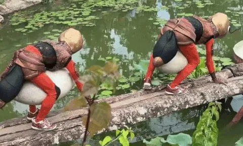 Vũ điệu 'đàn kiến tha mồi' gây chú ý ở khu du lịch Ninh Bình