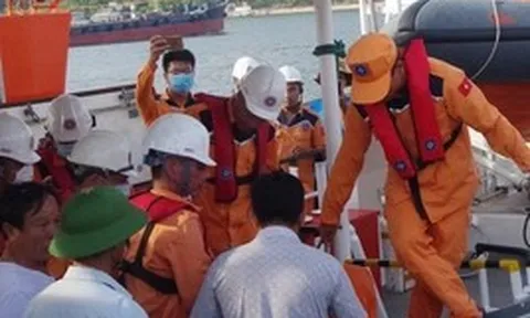 Tàu chở 11 người gặp nạn trên biển, cứu được 9 người, 2 người đang mất tích