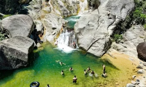 Dòng thác mang tên kỳ lạ ở Thanh Hóa hút khách ngày nắng như thiêu đốt