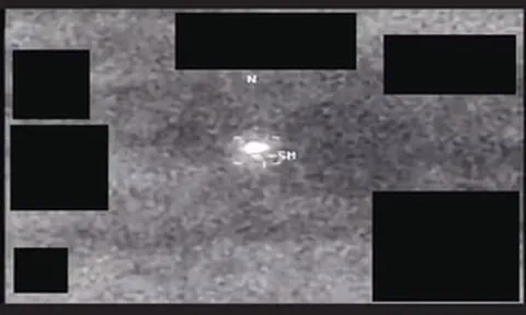 VIDEO: "Những quả cầu sáng lướt nhanh" trong video về UFO mới nhất của Lầu Năm Góc