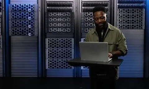 Dell tung loạt công nghệ mới cho trung tâm dữ liệu AI: Có cả server “1 máy thay 13 máy”, lưu trữ 5,8 petabyte trong thân máy 3U
