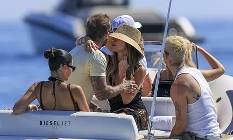 Paparazzi tóm cảnh Victoria khoe vai trần, sexy ôm David Beckham trên du thuyền khiến dân tình đỏ mặt