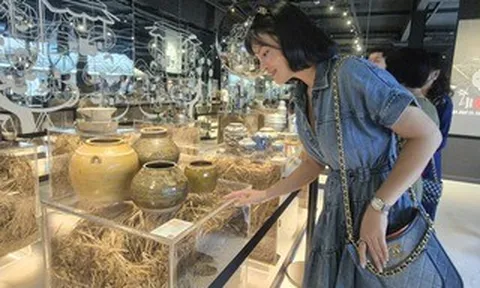 Hoa hậu Yến Nhi, siêu mẫu Vũ Thu Phương tụ hội vì phở Việt