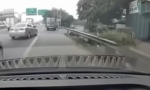 Người đàn ông tự xưng thầy dạy lái xe đi sai làn, hỏi CSGT: 'Em biết anh không?'