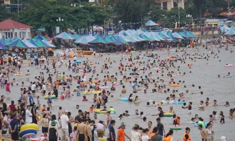 'Biển người' đổ ra biển Đồ Sơn giải nhiệt
