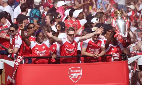 Hỗn loạn trong lễ rước cúp của Arsenal