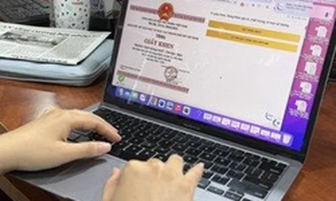 Công an TPHCM cảnh báo phụ huynh thích khoe giấy khen lên mạng