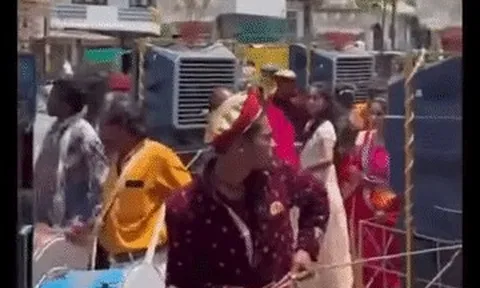 Đám cưới giữa nắng nóng hơn 40°C, đoàn rước mang dàn máy làm mát gây sốt